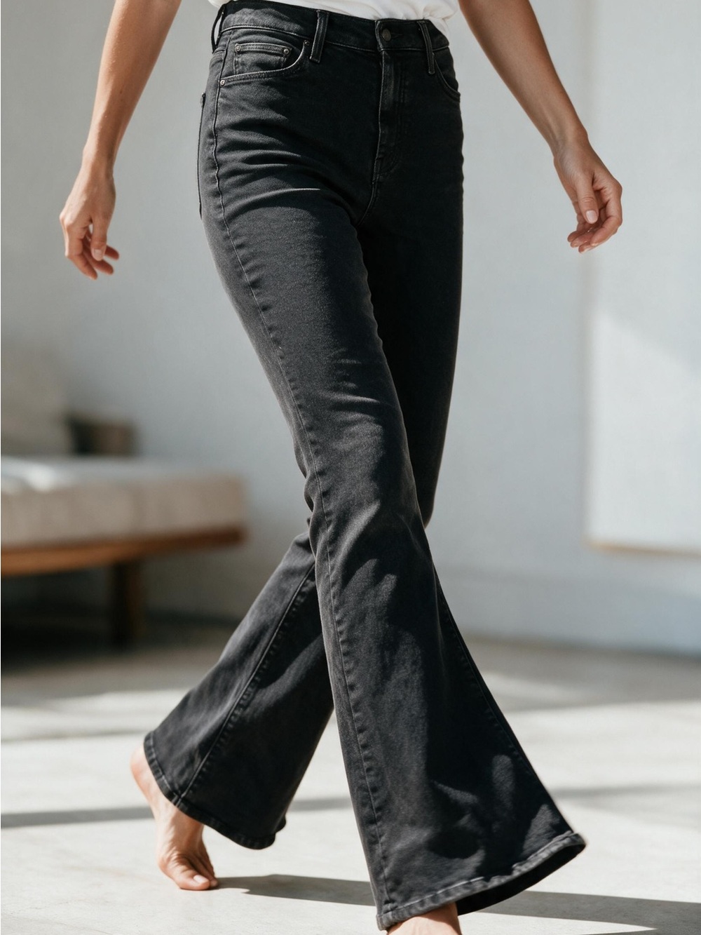 MOTHER The Weekender Nighty Night Black Flare Jeans Size 29
